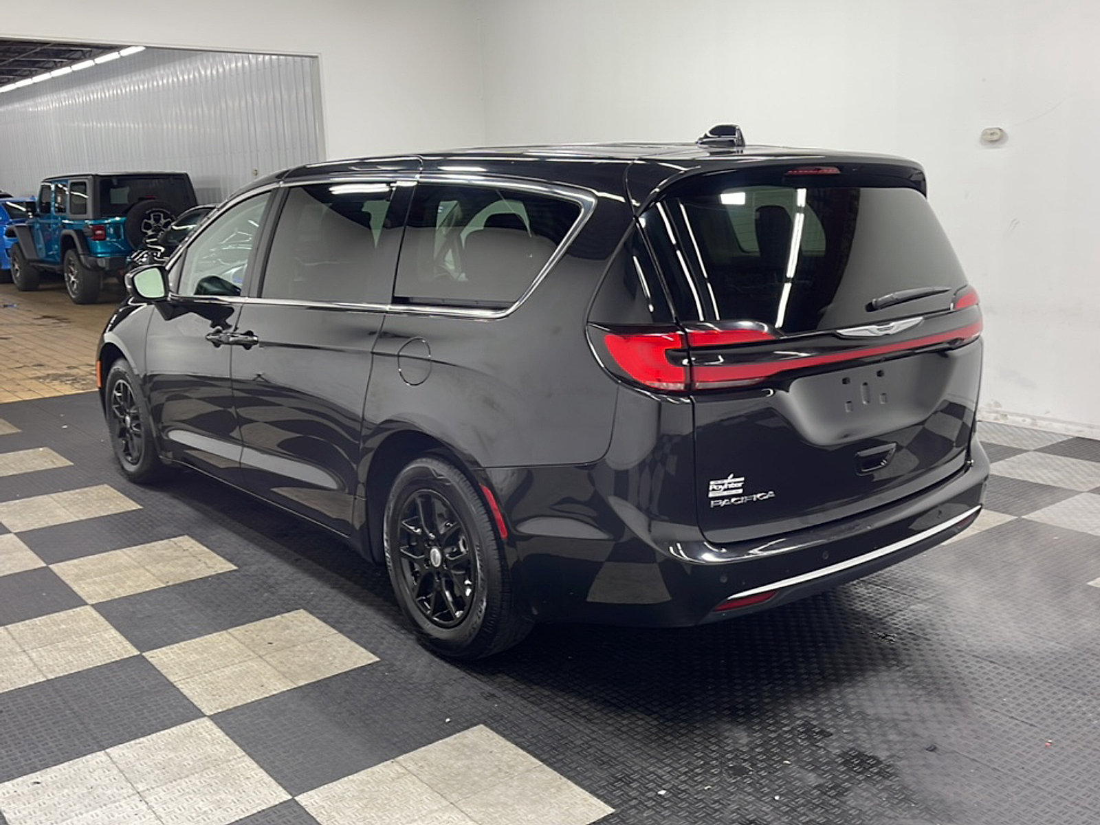 Used 2023 Chrysler Pacifica Touring-L FWD image 15