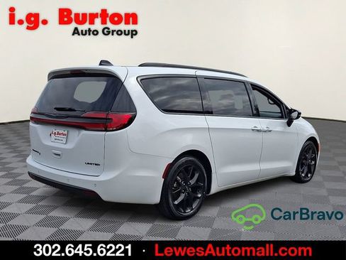 Used 2025 Chrysler Pacifica Limited FWD image 6