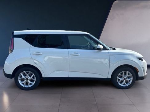 Certified 2025 Kia Soul LX w/ LX Technology Package FWD image 6