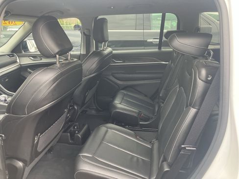 Used 2023 Jeep Grand Cherokee L Limited w/ Black Appearance Package image 16