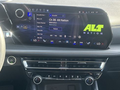 Used 2025 Chevrolet Traverse LT image 25