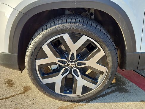 Certified 2023 Volkswagen Taos SEL image 5