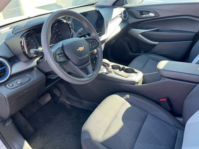 Used 2025 Chevrolet Trax LS w/ LS Convenience Package FWD image 5