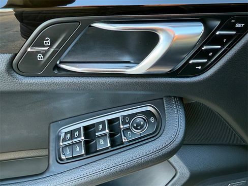 Used 2022 Porsche Macan image 11