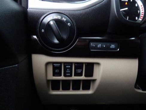 Used 2017 Nissan Titan SV image 27