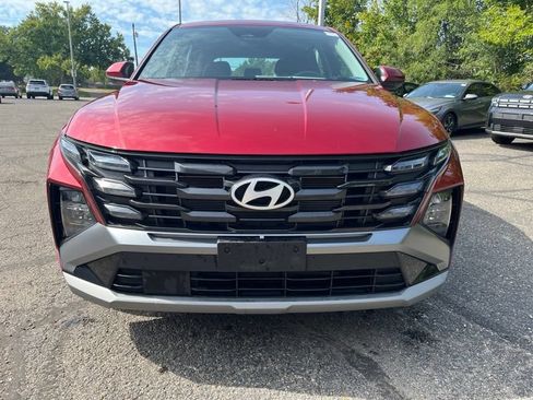 Used 2025 Hyundai Tucson SE FWD image 2