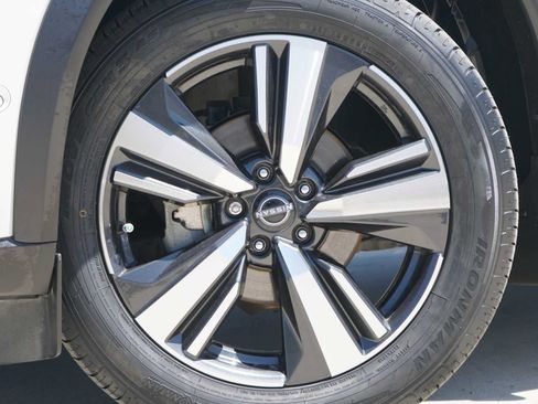 Used 2023 Nissan Rogue Platinum w/ Platinum Premium Package FWD image 2