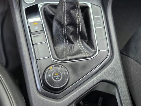 Used 2024 Volkswagen Tiguan SE AWD/4WD image 35