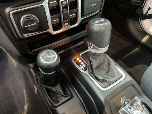 Used 2025 Jeep Wrangler Sport S image 28