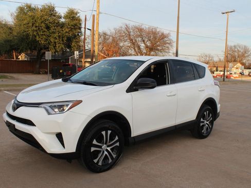 Used 2018 Toyota RAV4 LE image 3