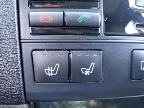 Used 2012 Mercedes-Benz E 550 4MATIC Sedan image 31