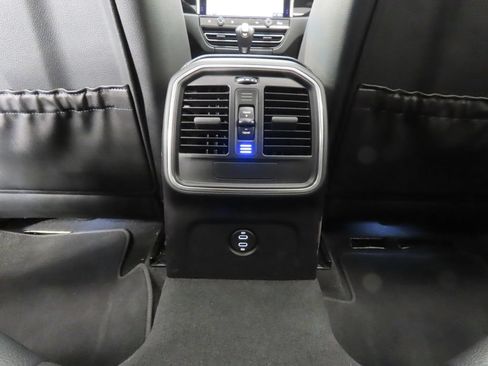 Certified 2025 Porsche Macan AWD/4WD image 31