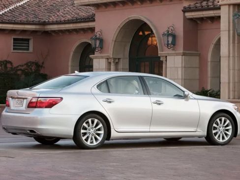Used 2010 Lexus LS 460 L w/ Luxury Pkg AWD/4WD image 3