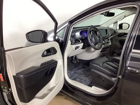 Used 2022 Chrysler Pacifica Touring-L FWD image 11