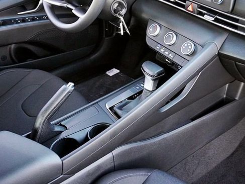 New 2026 Hyundai Elantra SE image 13