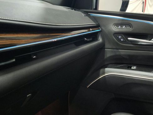 Used 2023 Cadillac Escalade Luxury AWD/4WD image 33