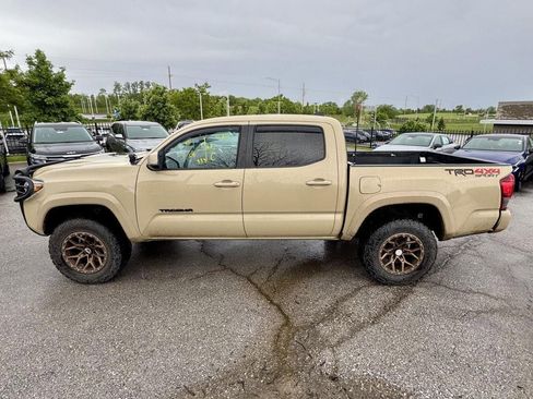 Used 2019 Toyota Tacoma TRD Sport w/ Technology Package AWD/4WD image 2