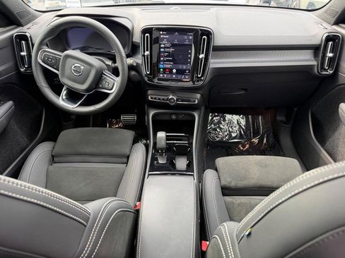 Used 2022 Volvo XC40 P8 Recharge Plus AWD/4WD image 12