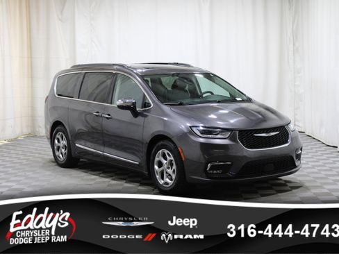 Used 2023 Chrysler Pacifica Limited image 1