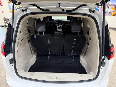 Used 2023 Chrysler Pacifica Touring-L FWD image 26
