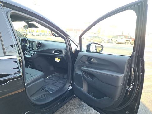 New 2026 Chrysler Pacifica Select image 16
