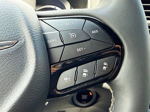 Used 2024 Chrysler Pacifica Limited FWD image 39