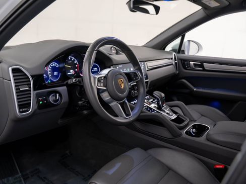 Certified 2022 Porsche Cayenne Platinum Edition image 4