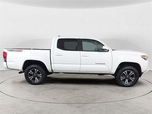 Used 2017 Toyota Tacoma TRD Sport image 6