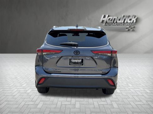 Used 2022 Toyota Highlander XLE FWD image 8