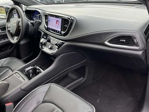 Used 2025 Chrysler Pacifica Limited FWD image 23