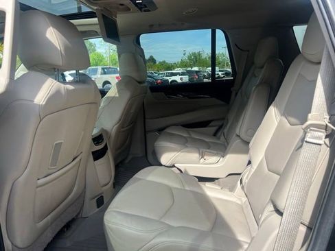 Used 2020 Cadillac Escalade Luxury w/ LPO, Radiant Package AWD/4WD image 19