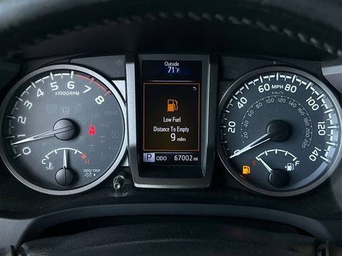 Used 2019 Toyota Tacoma TRD Off-Road w/ TRD Premium Off Road Package AWD/4WD image 33
