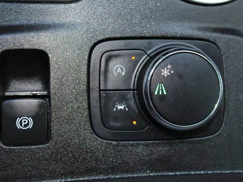 Used 2022 Chevrolet Traverse LS image 28