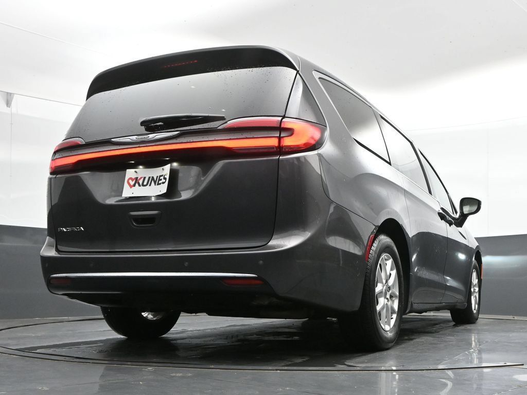 Used 2023 Chrysler Pacifica Touring-L FWD image 20