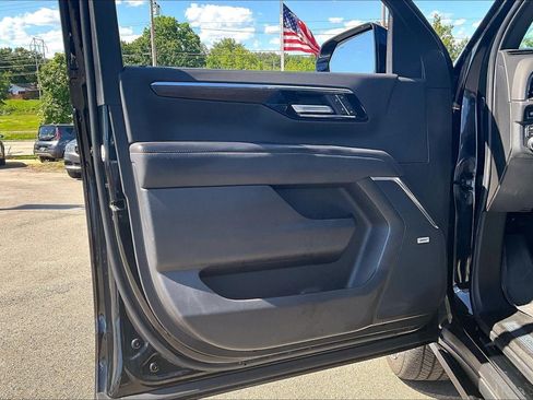 Used 2025 Chevrolet Suburban High Country AWD/4WD image 25
