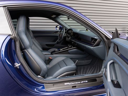 Certified 2024 Porsche 911 Carrera GTS RWD image 31