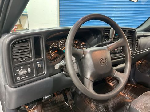 Used 2000 Chevrolet Silverado 1500 2WD Regular Cab w/ Exterior Appearance Pkg image 9