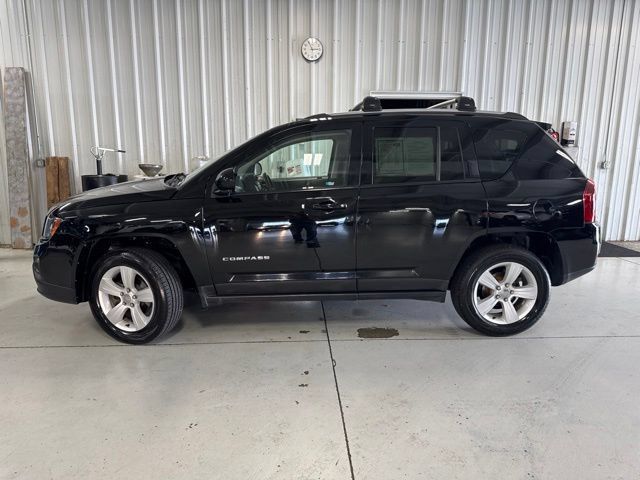 Used 2016 Jeep Compass Latitude w/ Sun/Sound Group AWD/4WD image 3