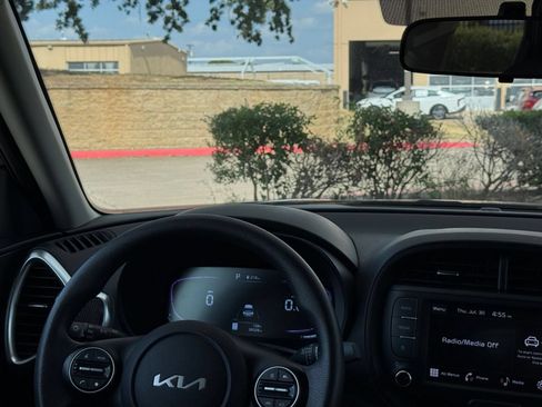 Used 2025 Kia Soul LX w/ LX Technology Package FWD image 33