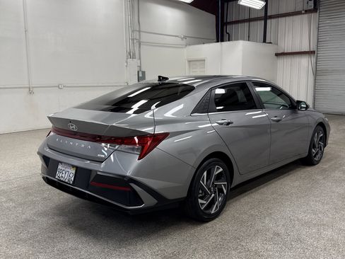Used 2025 Hyundai Elantra Limited image 18