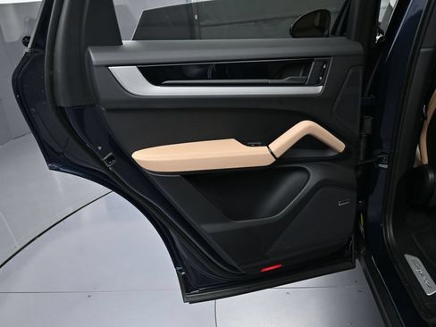 Certified 2025 Porsche Cayenne AWD/4WD image 22