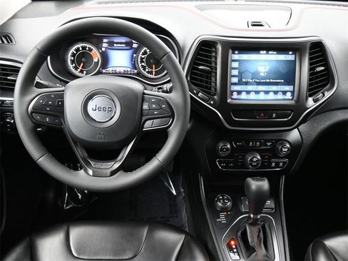 Used 2022 Jeep Cherokee Trailhawk image 5