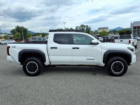 Used 2024 Toyota Tacoma TRD Off-Road w/ TRD Off Road Upgrade Package AWD/4WD image 3