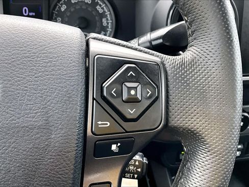 Used 2018 Toyota Tacoma TRD Off-Road w/ Technology Package AWD/4WD image 24