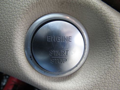 Used 2020 Mercedes-Benz GLA 250 4MATIC w/ Premium Package image 32