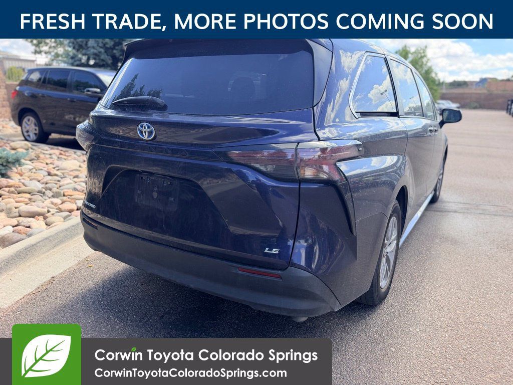 Used 2025 Toyota Sienna LE AWD/4WD image 8
