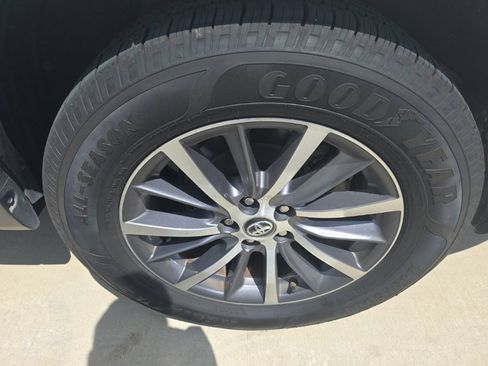 Used 2018 Toyota Highlander XLE FWD image 13