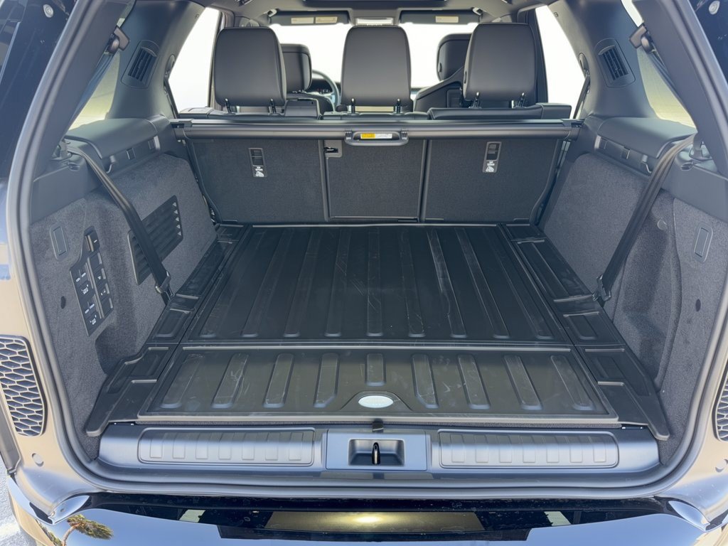New 2026 Land Rover Discovery Limited Edition AWD/4WD image 28