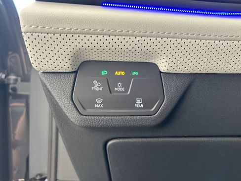 Certified 2025 Volkswagen Atlas Cross Sport SEL Premium R-Line AWD/4WD image 15