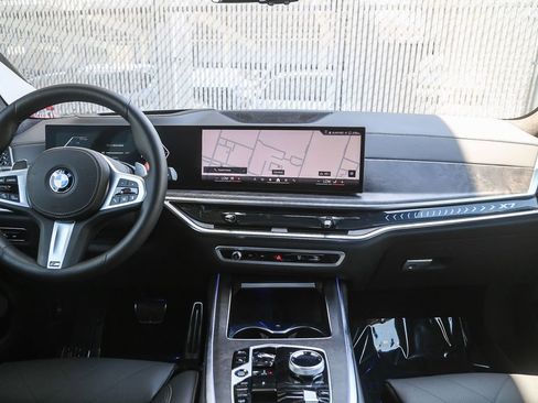 Used 2026 BMW X7 xDrive40i w/ M Sport Package AWD/4WD image 9
